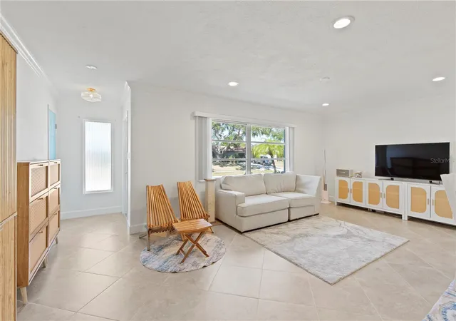 3rd image of 6725 Roxbury Dr, Sarasota, FL 34231 | MLS# A4682016