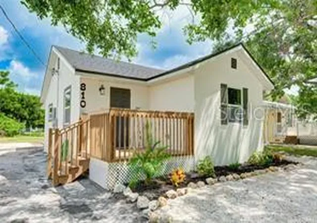 Photo 2 of Single family home for sale at 810 20th Avenue W, Bradenton, FL 34205 | MLS# A4682057 | Listing updated on 2026-08-28