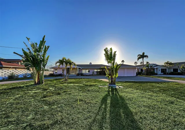 Photo 2 of Single family home for sale at 7322 Westmoreland Dr, Sarasota, FL 34243 | MLS# A4682111 | Listing updated on 2026-09-23