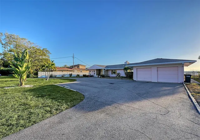 Photo 3 of Single family home for sale at 7322 Westmoreland Dr, Sarasota, FL 34243 | MLS# A4682111 | Listing updated on 2026-09-23
