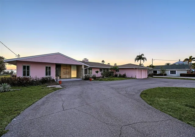 Photo 4 of Single family home for sale at 7322 Westmoreland Dr, Sarasota, FL 34243 | MLS# A4682111 | Listing updated on 2026-09-23