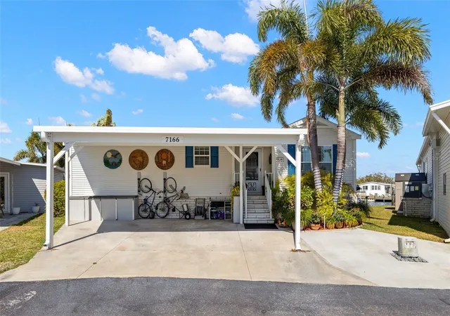 Photo 3 of Manufactured home for sale at 7166 Mount Arlington Dr NE #418, Saint Petersburg, FL 33702 | MLS# TB8475158 | Listing updated on 2026-09-08