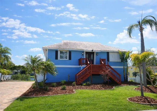3rd image of 303 Lagoon Dr, Palm Harbor, FL 34683 | MLS# TB8475281
