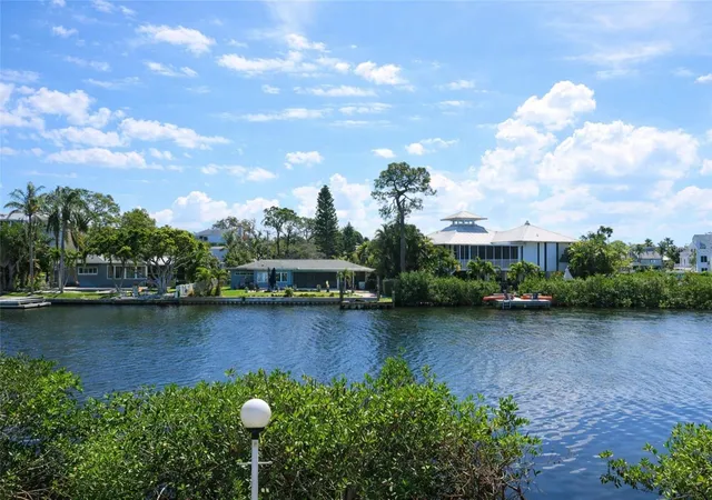 5th image of 303 Lagoon Dr, Palm Harbor, FL 34683 | MLS# TB8475281