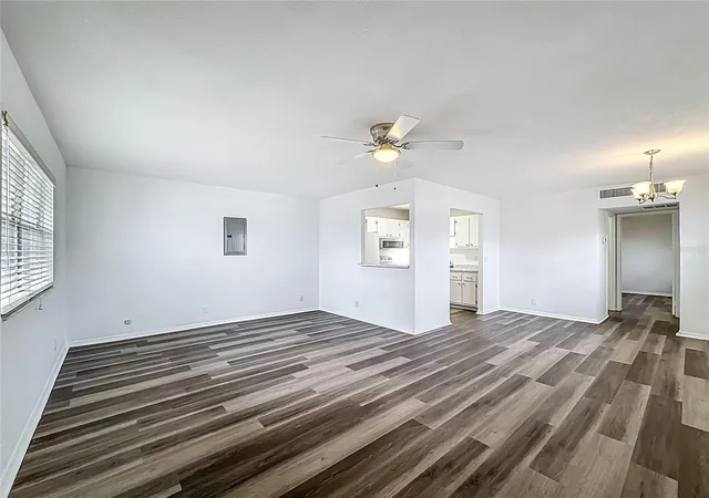 4th image of 202 Bedford Trl, SUN CITY CENTER, FL 33573