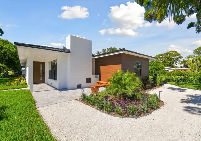 Photo 2 of Single family home for sale at 301 Aurora St E, Venice, FL 34285 | MLS# A4682310 | Listing updated on 2026-03-22