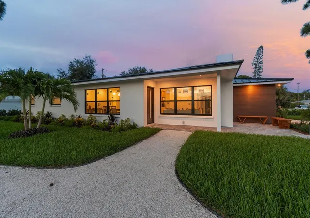 Photo 1 of Single family home for sale at 301 Aurora St E, Venice, FL 34285 | MLS# A4682310 | Listing updated on 2026-03-22