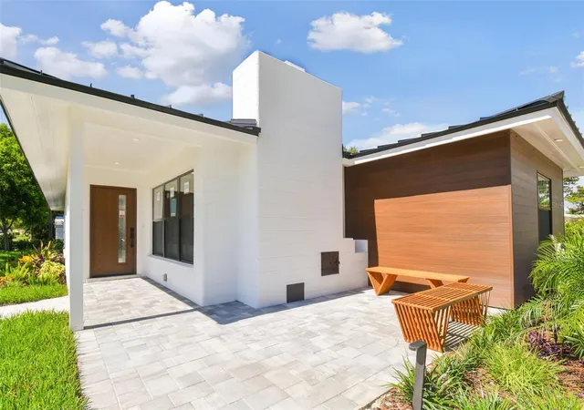 Photo 3 of Single family home for sale at 301 Aurora St E, Venice, FL 34285 | MLS# A4682310 | Listing updated on 2026-03-22