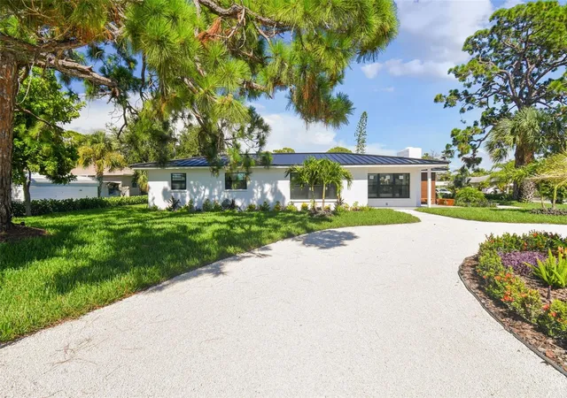 Photo 4 of Single family home for sale at 301 Aurora St E, Venice, FL 34285 | MLS# A4682310 | Listing updated on 2026-03-22