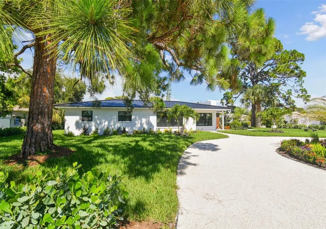 Photo 5 of Single family home for sale at 301 Aurora St E, Venice, FL 34285 | MLS# A4682310 | Listing updated on 2026-03-22