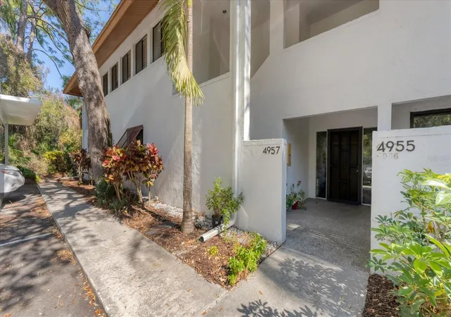 Photo 2 of Condo for sale at 4957 Cross Crk Rd #4957, Sarasota, FL 34231 | MLS# A4682348 | Listing updated on 2026-08-12