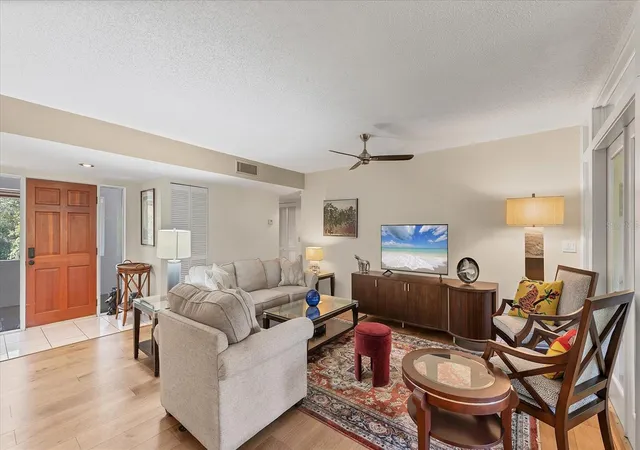 Photo 3 of Condo for sale at 4957 Cross Crk Rd #4957, Sarasota, FL 34231 | MLS# A4682348 | Listing updated on 2026-08-12
