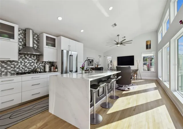 Photo 2 of Townhouse for sale at 21 Crescent Pl S, Saint Petersburg, FL 33711 | MLS# TB8475820 | Listing updated on 2026-09-23