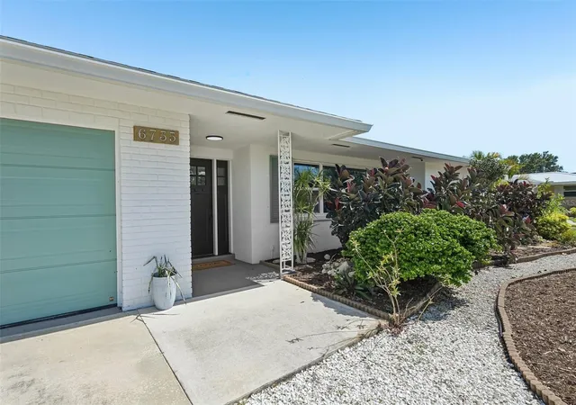 5th image of 6735 Keystone Dr, Sarasota, FL 34231 | MLS# TB8475997