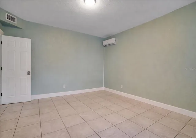 Photo 4 of House for sale at 316 W Columbus Dr, Tampa, FL 33602 | MLS# TB8476378 | Listing updated on 2026-08-10