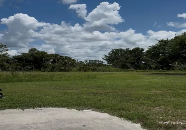 Photo 3 of Sale Pending at 2901 Curry Ln, Nokomis, FL 34275 | MLS# A4682629 | Listing updated on 2026-05-19