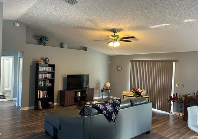Photo 3 of Single family home for sale at 4 Lysander Ln, Palm Coast, FL 32137 | MLS# R4910720 | Listing updated on 2026-08-03