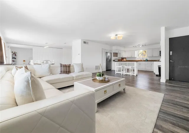Listing Photo 4 - Condo for sale in building located at 4036 Cortez Dr, TAMPA, FL 33614 - Unit #D