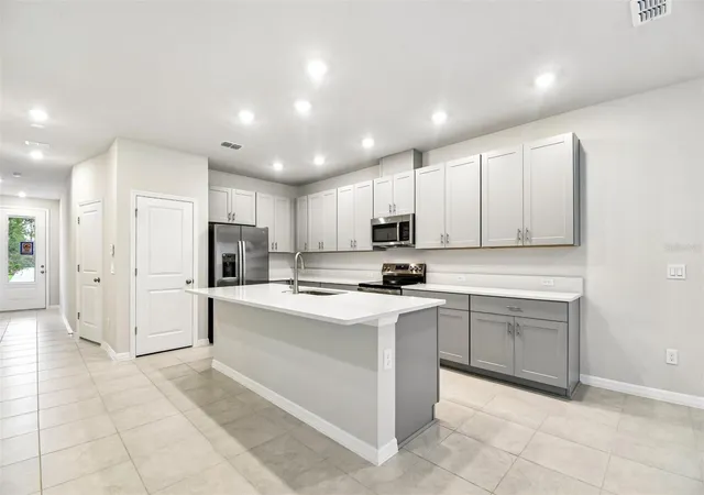 Photo 3 of Townhouse for sale at 1121 Wild Crst Ln, Daytona Beach, FL 32117 | MLS# TB8476861 | Listing updated on 2026-10-07