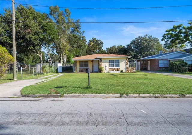 Photo 1 of Single family home for sale at 402 Tuscarora St, Lakeland, FL 33805 | MLS# S5143966 | Listing updated on 2026-08-18