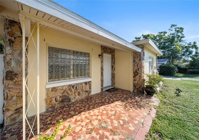 Photo 1 of Single family home for sale at 402 Tuscarora St, Lakeland, FL 33805 | MLS# S5143966 | Listing updated on 2026-08-18