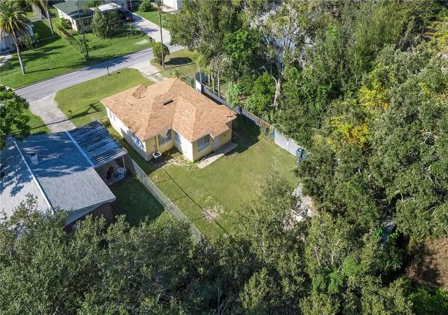 Photo 3 of Single family home for sale at 402 Tuscarora St, Lakeland, FL 33805 | MLS# S5143966 | Listing updated on 2026-08-18