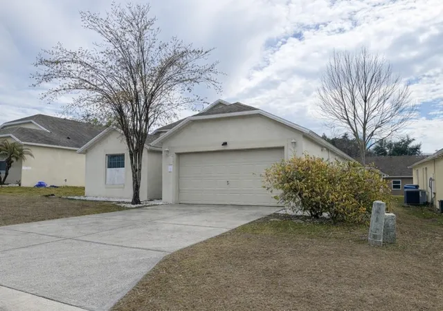 Photo 3 of Sale Pending at 551 Lake Charles Dr, Davenport, FL 33837 | MLS# S5143999 | Listing updated on 2026-07-29