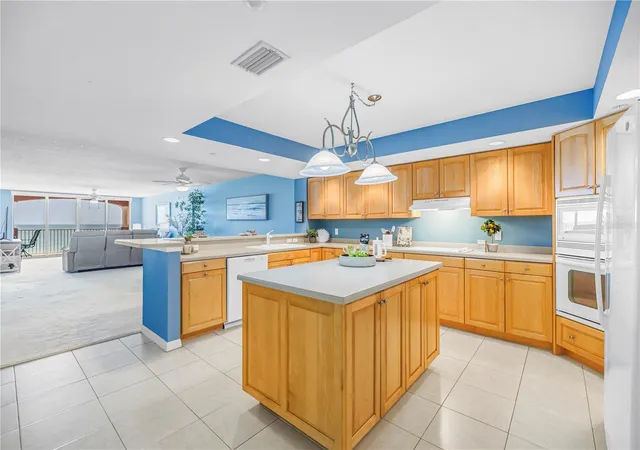 5th image of 16326 Gulf Blvd #308, Redington Beach, FL 33708 | MLS# TB8477072
