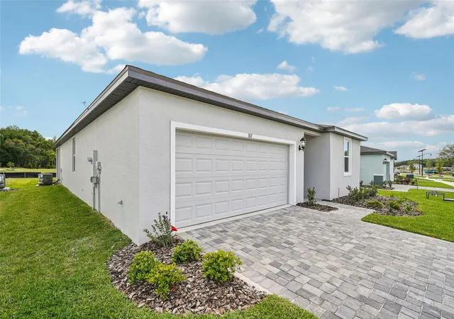 Photo 3 of Single family home for sale at 811 Sunshower Dr, Lady Lake, FL 32159 | MLS# TB8477107 | Listing updated on 2026-08-05