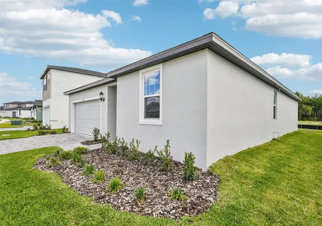 Photo 3 of Single family home for sale at 811 Sunshower Dr, Lady Lake, FL 32159 | MLS# TB8477107 | Listing updated on 2026-08-05