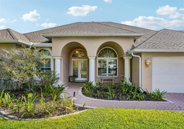 Photo 3 of Single family home for sale at 1500 Edgewater Dr, Mount Dora, FL 32757 | MLS# O6383176 | Listing updated on 2026-10-05