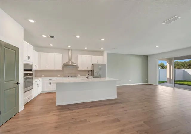 Photo 1 of Single family home for sale at 614 Kingswood Ct, Bradenton, FL 34212 | MLS# TB8477173 | Listing updated on 2026-10-22