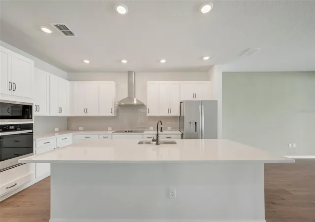 Photo 2 of Single family home for sale at 614 Kingswood Ct, Bradenton, FL 34212 | MLS# TB8477173 | Listing updated on 2026-10-22