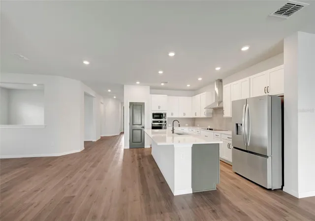 Photo 4 of Single family home for sale at 614 Kingswood Ct, Bradenton, FL 34212 | MLS# TB8477173 | Listing updated on 2026-10-22