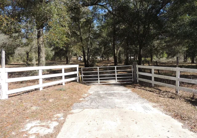 Photo 3 of Manufactured home for sale at 4551 Se 138th Terrace, Morriston, FL 32668 | MLS# OM719044 | Listing updated on 2026-10-01