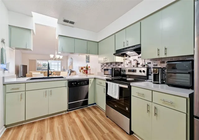 Photo 4 of Single family home for sale at 1581 Oakview Cir SE, Winter Haven, FL 33880 | MLS# G5108372 | Listing updated on 2026-10-08