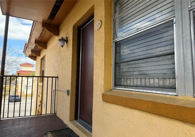 Photo 3 of Condo for sale at 738 Ridenhour Cir #L, Orlando, FL 32809 | MLS# O6383477 | Listing updated on 2026-08-23