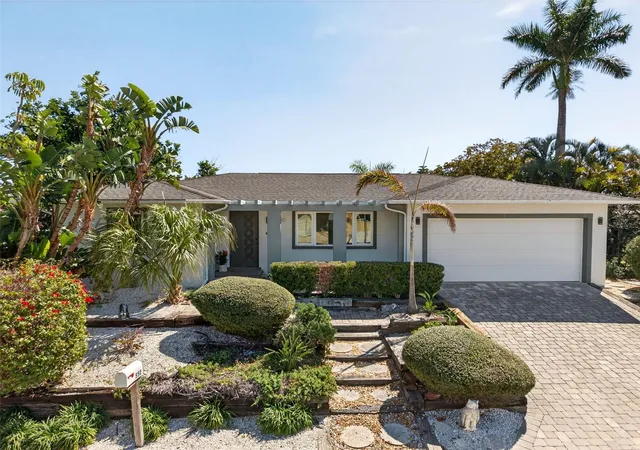 Photo 1 of Single family home for sale at 550 De Narvaez Dr, Longboat Key, FL 34228 | MLS# A4683082 | Listing updated on 2026-10-09