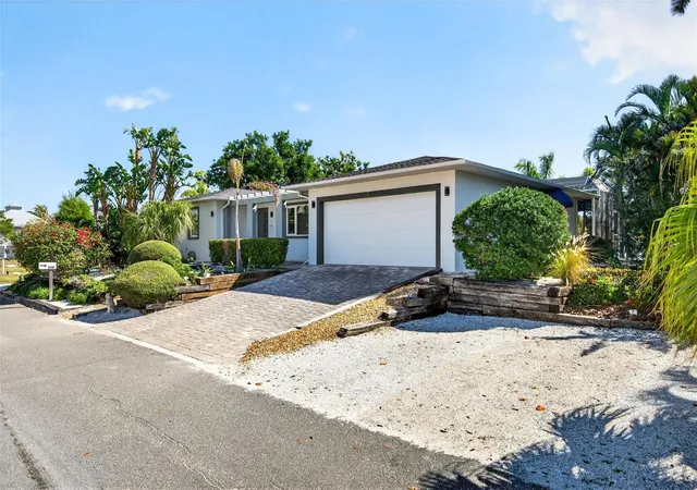 Photo 4 of Single family home for sale at 550 De Narvaez Dr, Longboat Key, FL 34228 | MLS# A4683082 | Listing updated on 2026-10-10