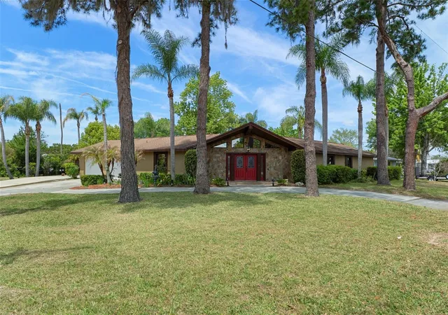 Homes for sale in Crystal River, FL | 239 Se Paradise Point Rd, Crystal River, FL 34429 | MLS# OM719146