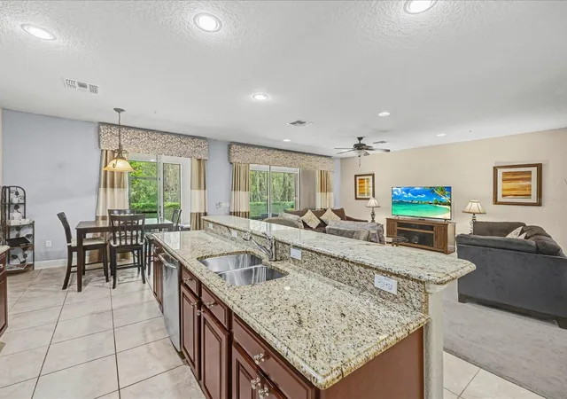 Listing Photo 4 - Condo for sale in building located at 1405 Lisbon Ct, DAVENPORT, FL 33896