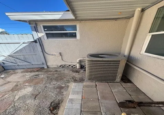 Photo 4 of Sale Pending at 330 S Buena Vista Ave, Orlando, FL 32835 | MLS# O6384167 | Listing updated on 2026-08-24