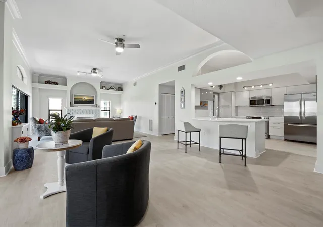 4th image of 205 Golden Gate Pt #401, Sarasota, FL 34236 | MLS# A4683357