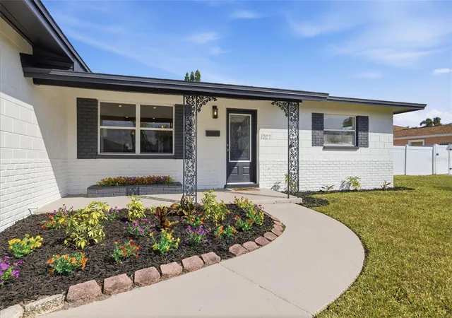 Photo 3 of Single family home for sale at 1027 27th Avenue S, Saint Petersburg, FL 33705 | MLS# TB8478606 | Listing updated on 2026-10-21