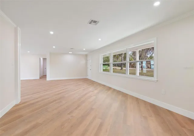 3rd image of 1310 E Crooked Lake Dr, Eustis, FL 32726 | MLS# G5108551
