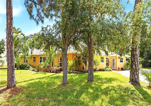 Photo 1 of Single family home for sale at 337 Harbor Dr S, Venice, FL 34285 | MLS# N6143081 | Listing updated on 2026-08-31