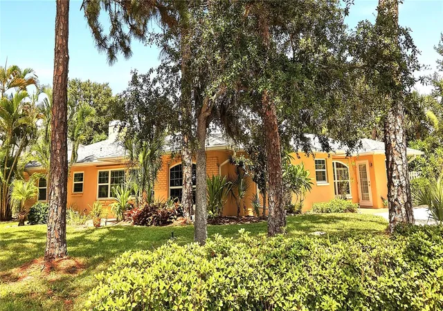 Photo 5 of Single family home for sale at 337 Harbor Dr S, Venice, FL 34285 | MLS# N6143081 | Listing updated on 2026-08-31