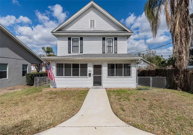 Photo 1 of Single family home for sale at 402 E Poinsettia St, Lakeland, FL 33803 | MLS# L4959641 | Listing updated on 2026-10-20