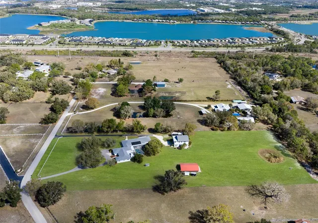 Photo 4 of Sale Pending at 1516 Fox Crk Dr, Sarasota, FL 34240 | MLS# A4683593 | Listing updated on 2026-09-12