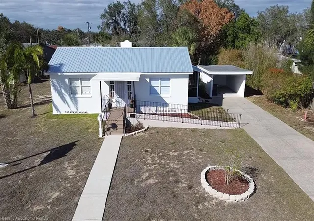 1st image of 930 W Main St, Avon Park, FL 33825 | MLS# L4959645